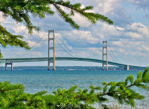 美國(guó)麥金納克大橋