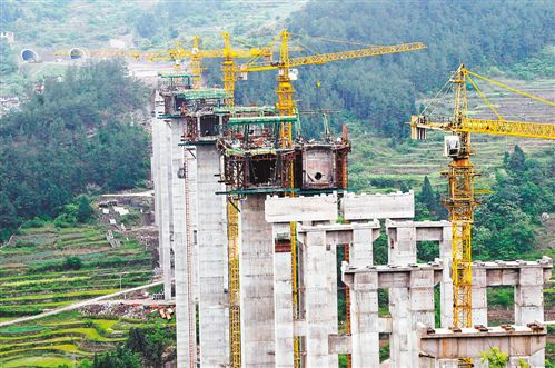 4月10日,正在建設(shè)中的豐都至忠縣高速公路豐都段控制性工程—石梁子特大橋。該大橋2012年開工,目前總體工程已完成過(guò)半。預(yù)計(jì)明年中期,豐忠高速路將建成投用。