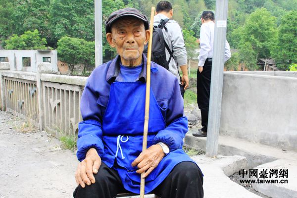 96歲的樂山雙橋村村民王國升參與了樂西公路五洞橋的修建。（中國臺灣網(wǎng) 宣玲玲 攝）