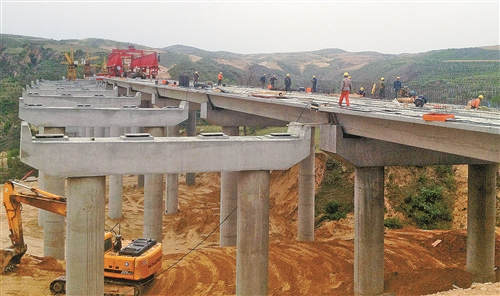 6月9日，神米佳高速公路神佳段禿尾河特大橋建設(shè)現(xiàn)常