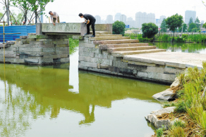 歷經(jīng)半年多，金價古橋已落戶新家，搬到了附近的漁金公園。寧波近年來遷建了多座古橋，包括張斌橋、古洞橋、五龍橋等。記者 龔國榮