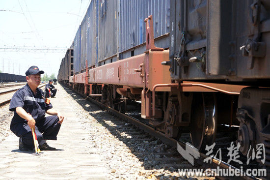 列車到達(dá)作業(yè)場，檢車員們按規(guī)定接車，觀察列車進(jìn)站時(shí)運(yùn)行狀態(tài)