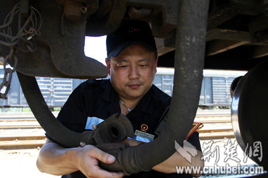 檢查連接車輛與車輛之間的軟管