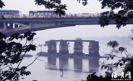 由從宋代浮橋、明代石橋到現(xiàn)如今全國最美斷橋，福州閩江上的洪山古橋已歷經(jīng)千余年。宋代理學大家朱熹曾十多次來到福州，也都是經(jīng)過當年的浮橋進城。