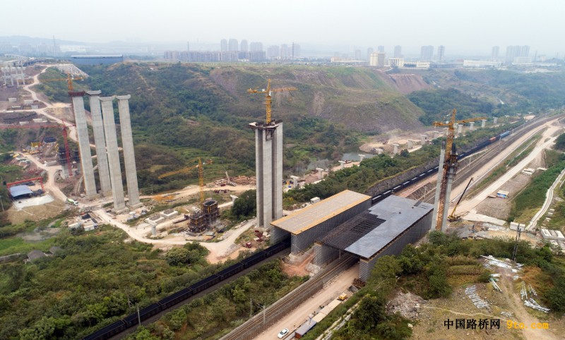 圖為：北新路橋渝長高速公路擴能項目新房子特大橋掛籃施工現(xiàn)場 雒煥鼎攝